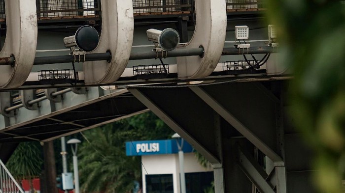 Kendaraan bermotor melewati kawasan tilang elektronik atau electronic traffic law enforcement (E-TLE) di kawasan Jl Sudirman, DKI Jakarta.