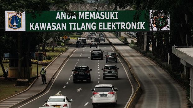 Kendaraan bermotor melewati kawasan tilang elektronik atau electronic traffic law enforcement (E-TLE) di kawasan Jl Sudirman, DKI Jakarta.