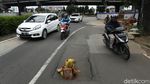 Jalan Ambles di Basuki Rachmat Ditutupi Boneka