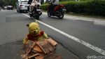 Jalan Ambles di Basuki Rachmat Ditutupi Boneka