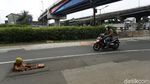 Jalan Ambles di Basuki Rachmat Ditutupi Boneka