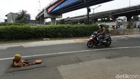 Keberadaan boneka selain menghalangi jalan, juga membahayakan pengendara yang melintas terutama di malam hari.