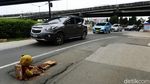 Jalan Ambles di Basuki Rachmat Ditutupi Boneka