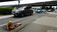 Aspal di Jalan Basuki Rachmat tampak ambles, Senin (15/3/2021).