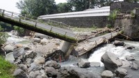 Jembatan penghubung antar desa ambrol di Desa Sumbersuko, Gempol, Pasuruan, Jawa Timur, Senin (15/3/2021). 