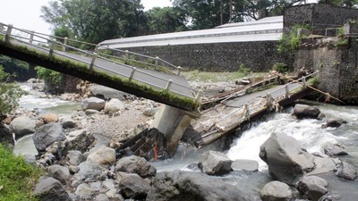 Waduh! Jembatan di Pasuruan Ambrol