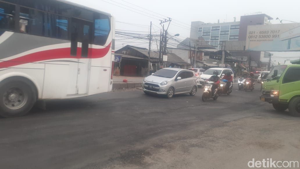 Jl Raya Industri di Kabupaten Bekasi telah dua kali diperbaiki, 15 Maret 2021. (Afzal Nur Iman/detikcom)