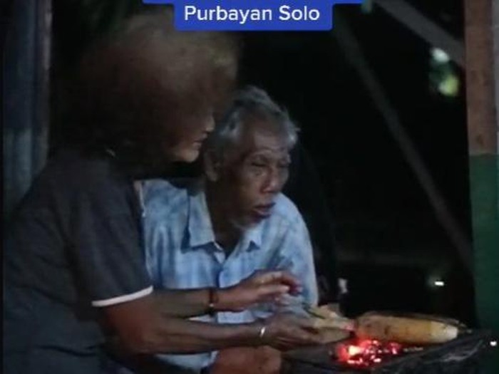 kakek nenek jualan jagung bakar kakek nenek jualan jagung bakar sampai larut malam di solo