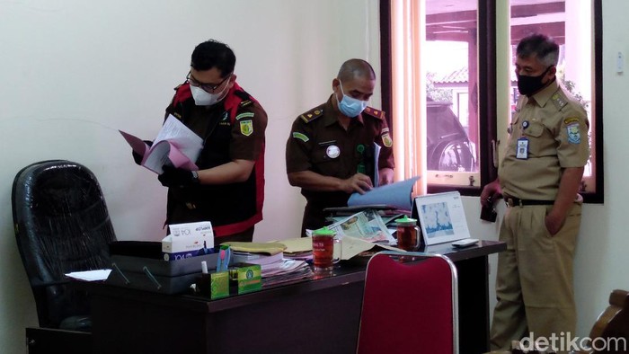 Tim penyidik dari Kejaksaan Negeri (Kejari) Purbalingga menggeledah kantor Kecamatan Purbalingga dan rumah pribadi camat Purbalingga hari ini. Penggeledahan ini terkait dengan dugaan korupsi pengelolaan APBD.