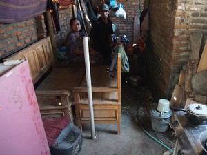 Rumah Dihancurkan Mantan Istri, Keluarga di Mojokerto Tinggal dalam Kandang Kambing