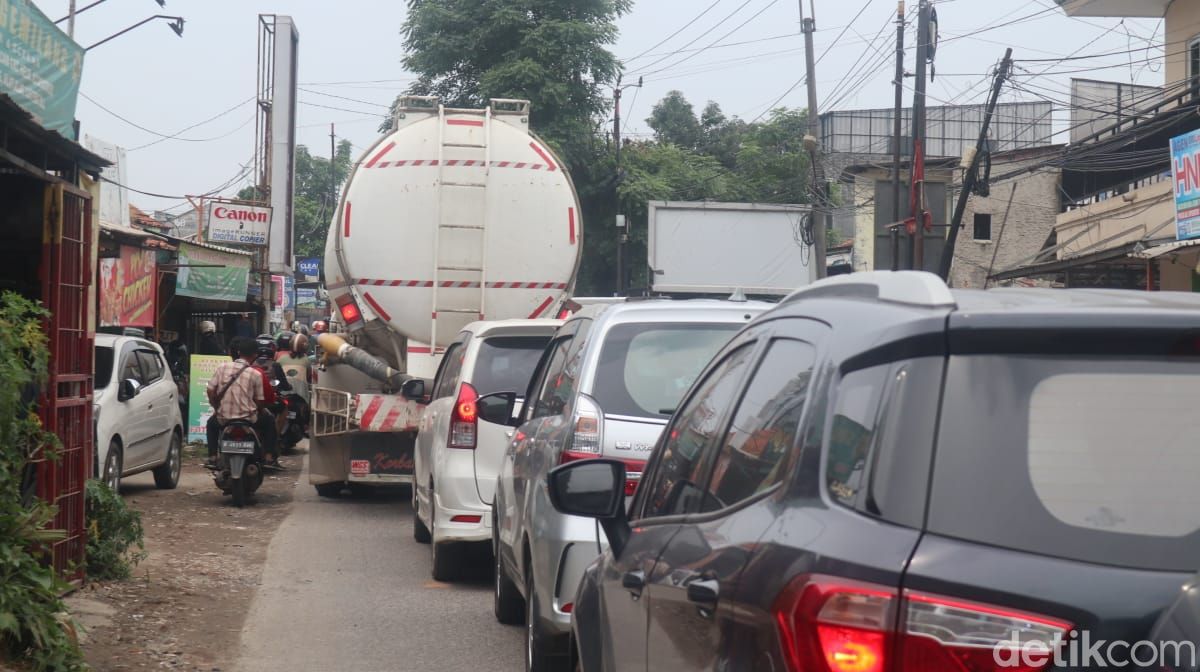 Kemacetan di Jl Raya Legok, Kabupaten Tangerang, Banten, 15 Maret 2021. (Nisrina Khairunnisa/detikcom)