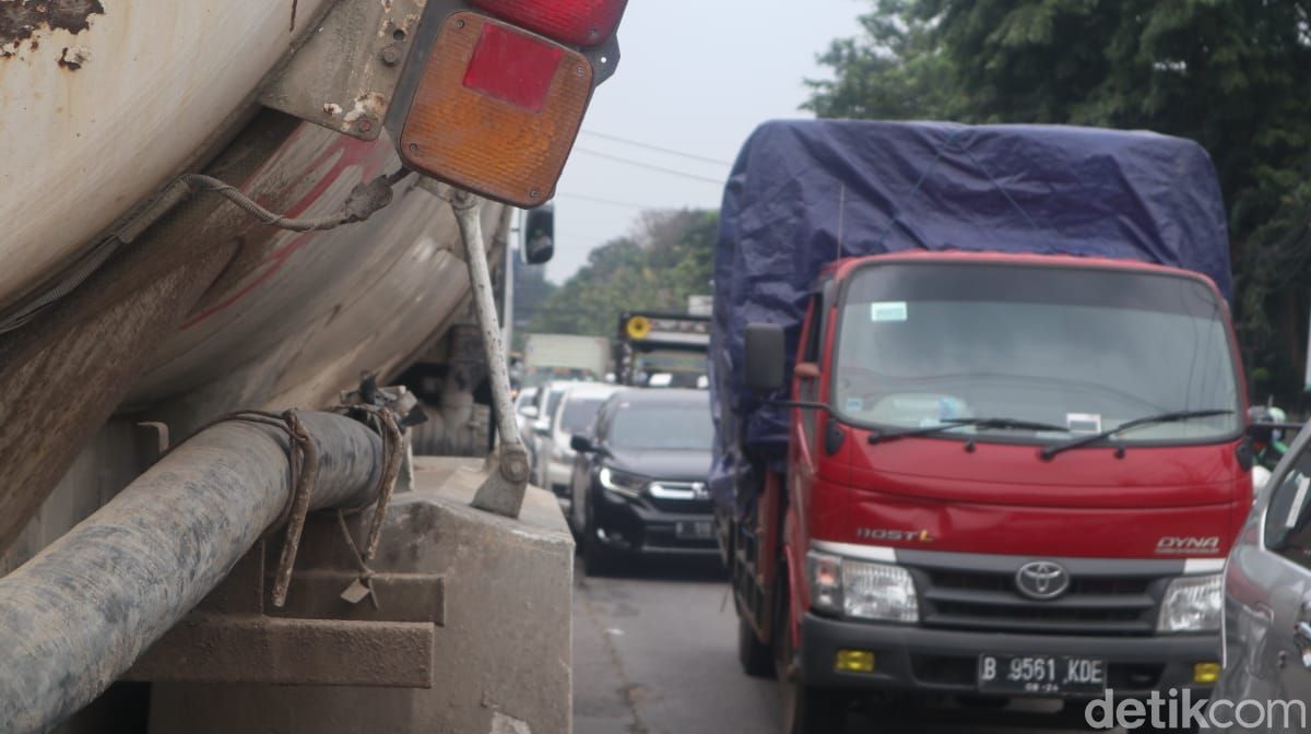 Kemacetan di Jl Raya Legok, Kabupaten Tangerang, Banten, 15 Maret 2021. (Nisrina Khairunnisa/detikcom)