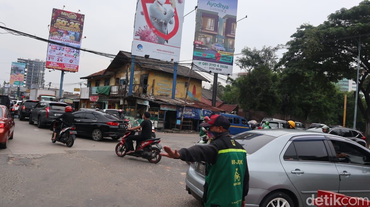 Kemacetan di Jl Raya Legok, Kabupaten Tangerang, Banten, 15 Maret 2021. (Nisrina Khairunnisa/detikcom)