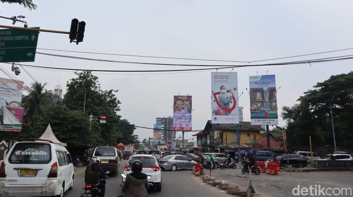 Kemacetan di Jl Raya Legok, Kabupaten Tangerang, Banten, 15 Maret 2021. (Nisrina Khairunnisa/detikcom)