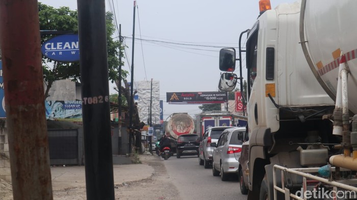 Kemacetan di Jl Raya Legok, Kabupaten Tangerang, Banten, 15 Maret 2021. (Nisrina Khairunnisa/detikcom)