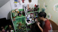 Pematung miniatur wujud manusia menyelesaikan karya-karya nya di rumahnya Donohudan, Ngemplak, Boyolali, Jawa Tengah, Senin (15/3).