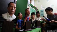 Patung berbahan dasar polymer clay, air dry clay serta kawat yang dibuat 70 persen mirip wajah manusia tersebut dijual dari harga Rp 900 ribu hingga Rp 1,2 juta.