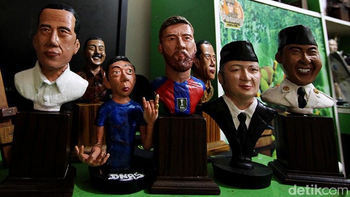 Keren Banget! Seni Patung Ini Hasil Kreasi Pekerja Pabrik di Boyolali Lho Seorang pekarja pabrik asal Boyolali, Jawa Tengah, punya hobi unik. Ia menghasilkan sebuah karya seni berupa miniatur patung dari berbagai tokoh bangsa hingga dunia.