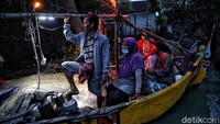 Saban hari, perempuan berusia 39 tahun itu setia menemani suaminya Musafiqin (41) pergi melaut. Dari mulai menyiapkan perbekalan hingga menjaring ikan dan memasarkannya. Hal itu dia lakukan semata-mata karena sulitnya mencari anak buah kapal (ABK) hingga tuntutan ekonomi yang membelenggu daerah pesisir.