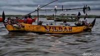 Di atas perahu kecil berukuran di bawah 10 gross ton milik keduanya itu, para nelahan perempuan kerap berbagi tugas bersama suaminya. Misalnya, saat mesin dinyalakan oleh suaminya ia memegang kemudi agar seimbang, setelahnya kemudi dipegang oleh suami. Sementara, menebar dan menambat jaring menjadi tugas bersamanya.  Biasanya mereka melaut  sekitar jam 2 pagi.
