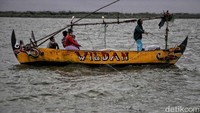 Oleh karena itu, sebelum melaut ada doa yang selalu dipanjatkan oleh Nurkhafidoh, hal itu dilakukan demi kelancaran dan kemudahannya mencari ikan dan terhindar dari berbagai marabahaya yang biasa terjadi di tengah laut.