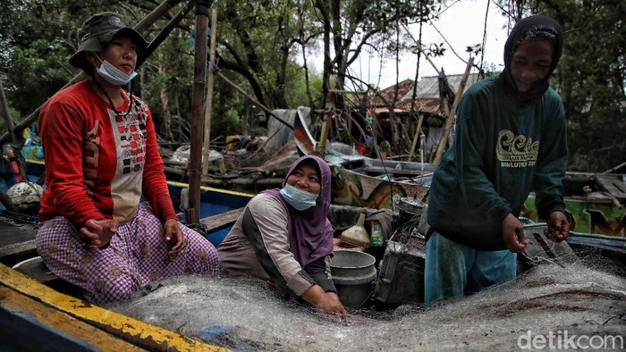 Sejumlah nelayan perempuan mencari ikan di tengah laut dari Dukuh Tambakpolo, Bonang, Demak, Jawa Tengah, Selasa (2/3).