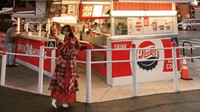 Jalani pemotretan dengan majalah ternama, Kim So Hyun memamerkan pose kerennya. Kali ini berlatar booth minuman bernuansa retro. Foto: Instagram wow_kimsohyun