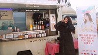 Pemilik lebih dari 10 juta followers Instagram ini juga menunjukkan momen lainnya ketika menerima kiriman food truck. Pasti bikin ia semangat syuting nih! Foto: Instagram wow_kimsohyun