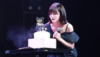 Momen bahagia Kim So Hyun saat meniup kue ulang tahun terlihat dalam foto ini. Ia merayakan ulang tahun bersama banyak penggemarnya. Foto: Instagram wow_kimsohyun