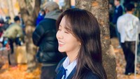 Di tengah-tengah syuting Love Alarm 1, Kim So Hyun menyegarkan diri dengan minum es kopi. Slurpp! Foto: Instagram wow_kimsohyun