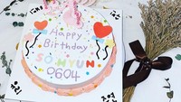 Artis 21 tahun ini memamerkan kue ulang tahun yang ia dapat tahun lalu. Terlihat simpel dan manis ya? Foto: Instagram wow_kimsohyun