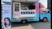 Seperti kebanyakan artis Korea lain, Kim So Hyun sering menerima kiriman food truck dari penggemar atau teman-temannya. Begini imutnya food truck khusus untuknya dengan dominasi warna pink dan biru muda. Foto: Instagram wow_kimsohyun