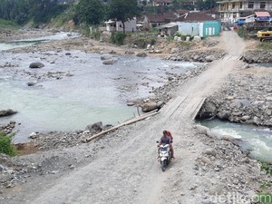 Warga Sempat Patungan Tunggu Janji Jokowi Bangun Jembatan di Lebak