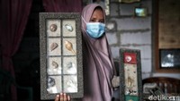 Dalam sekali produksi, perajin bisa menghasilkan 20 barang kerajinan. Dalam sekali produksi, perajin bisa menghasilkan 20 barang kerajinan.
