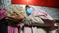 Kerajinan dari cangkang kerang itu dijual dengan harga mulai dari Rp 5 ribu sampai Rp 1 jutaan. Kerajinan dari cangkang kerang itu dijual dengan harga mulai dari Rp 5 ribu sampai Rp 1 jutaan.