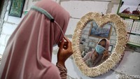 Bingkai kaca hasil karya perajin di Demak ini tampak cantik. Bingkai kaca hasil karya perajin di Demak ini tampak cantik.