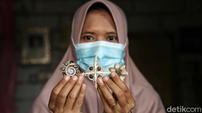 Kreatif, Limbah Kerang Disulap Jadi Kerajinan Cantik Seorang perajin yang merupakan nasabah BRI memperlihatkan kerajinan kerang di kawasan Wedung, Demak, Jawa Tengah, Senin (1/3). Kerajinan kerang ini awalnya dilakukan untuk mengolah limbah kerang yang saat itu tidak diurus oleh warga setempat.