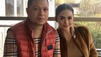 Liburan ke luar negeri, Krisdayanti bagikan momen manisnya bersama sang suami saat sedang ngopi bareng. Foto: Instagram @krisdayantilemos