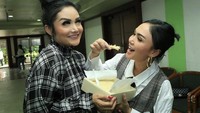 Bersama Yuni Shara, Krisdayanti kompak makan kue bersama. Keduanya tampak cantik dan awet muda. Foto: Instagram @krisdayantilemos