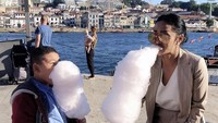Jalan-jalan ke Portugal, intip momen seru Krisdayanti saat makan permen kapas bersama sang putra. Foto: Instagram @krisdayantilemos