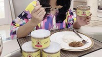 Jika sedang berada di rumah, Krisdayanti suka makan siang dengan nasi putih dan ikan cakalang yang pedas. Foto: Instagram @krisdayantilemos