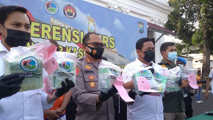 Polisi Surabaya menangkap dua kurir sabu. Dari tangan dua kurir tersebut, polisi menyita 8 kilogram sabu.