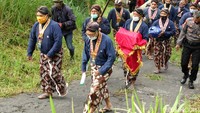 Iring-iringan para abdi dalem Keraton mulai bergerak menuju lokasi labuhan di Bangsal Sri Manganti yang terletak di Pos 1 Merapi pukul 06.41 WIB. Di lokasi itulah ubarampe (sesaji) dilabuh setelah selama satu malam di semayamkan di Kinahrejo. 