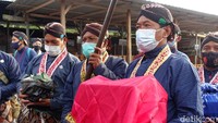 Ubarampe yang dilabuh berupa kain yakni sinjang cangkring, sinjang kawung kemplang, semekan gadhung, semekan gadhung melati, semekan banguntulak, kampuh poleng ciut, dhestar daramuluk, paningset udaraga. Ubarampe itu dimasukkan dalam peti berwarna merah dengan ukuran sekitar 30 x 15 sentimeter. 