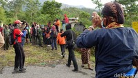 Setibanya di Sri Manganti, dilakukan doa bersama yang dipimpin oleh Juru Kunci Merapi Mas Wedana Suraksohargo Asihono atau akrab dipanggil Mas Asih.
