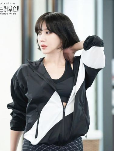 Penampilan baru Lee Ji Ah di drama Korea The Penthouse 2 bikin penonton pangling. Artis Korea ini dibanjiri pujian karena terlihat cantik awet muda di usia 43 tahun.