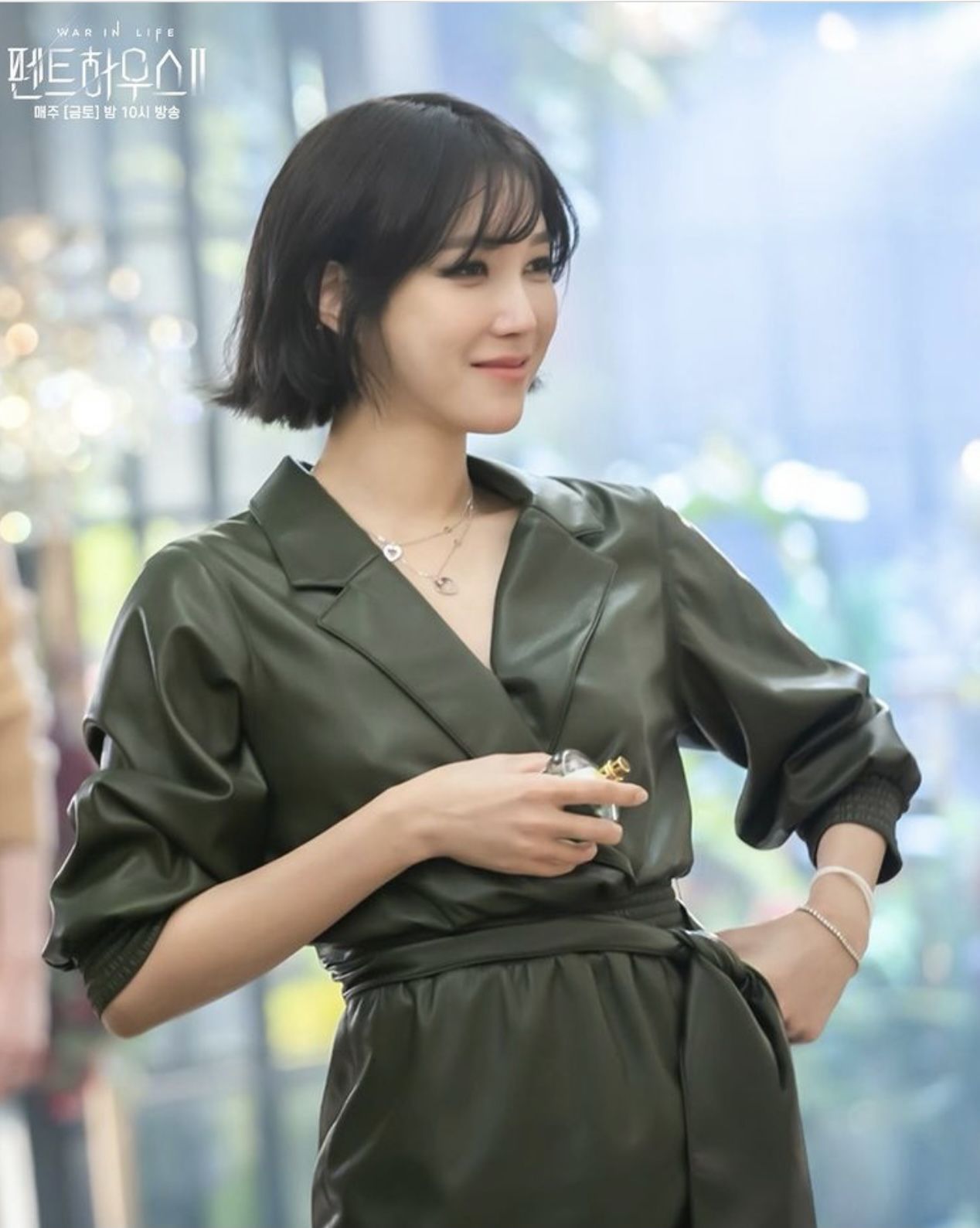 Lee Ji Ah Penampilan baru Lee Ji Ah di drama Korea The Penthouse 2 bikin penonton pangling. Artis Korea ini dibanjiri pujian karena terlihat cantik awet muda di usia 43 tahun.