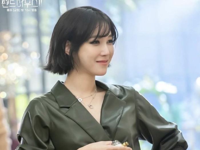 Lee Ji Ah Penampilan baru Lee Ji Ah di drama Korea The Penthouse 2 bikin penonton pangling. Artis Korea ini dibanjiri pujian karena terlihat cantik awet muda di usia 43 tahun.