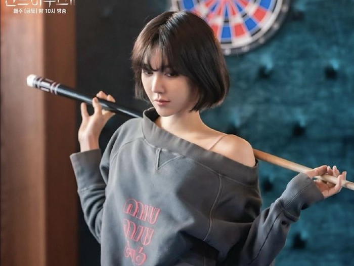 Penampilan baru Lee Ji Ah di drama Korea The Penthouse 2 bikin penonton pangling. Artis Korea ini dibanjiri pujian karena terlihat cantik awet muda di usia 43 tahun.