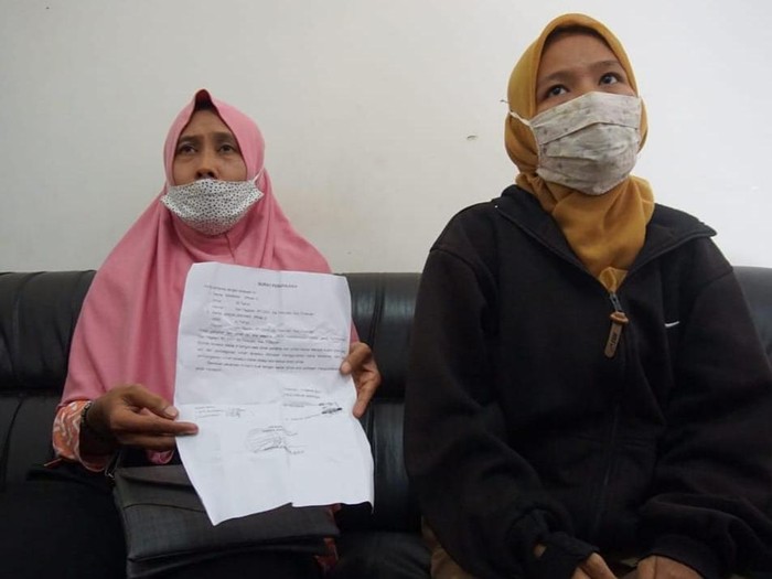 Mantan istri pertama Kasnan, Ainun Jariyah (44) bersama putrinya AM (23) di Kantor Desa Trowulan